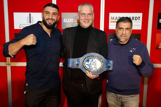 Sport Themen der Woche KW50 Sport Bilder des Tages Bochum, 15.12.2022 Mercure Hotel Bochum City Pressekonferenz zur SES - Box-Gala mit dem Kampf um die EBU-Europameisterschaft im Schwergewicht zwischen Agit KABAYEL (SES Boeing) gegen Aaron SMAKICI (Kroatien ) am 28.Januar 2023 Agit KABAYEL (SES) li.-, Box Promotor Ulf STEINFORTH (SES) 2.v.re.- und Trainer Sükrü AKSU (SES) re.- *** Bochum, 15 12 2022 Mercure Hotel Bochum City Press conference for the SES Box Gala with the fight for the EBU European Heavyweight Championship between Agit KABAYEL SES Boeing against Aaron SMAKICI Croatia on 28 January 2023 Agit KABAYEL SES li , Box Promotor Ulf STEINFORTH SES 2 v r and Trainer Sükrü AKSU SES r