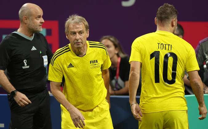 Bilder des Jahres 2022, Sport 12 Dezember Sport Themen der Woche KW50 Sport Bilder des Tages (221216) -- DOHA, Dec. 16, 2022 -- Germany s former football player Jurgen Klinsmann (C) is seen during the FIFA Legends Cup at the Khalifa International Tennis & Squash Complex in Doha, Qatar, Dec. 15, 2022. ) (SP)QATAR-DOHA-FOOTBALL-2022 WORLD CUP-LEGENDS CUP JiaxHaocheng 