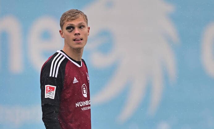 Bilder des Jahres 2022, Sport 12 Dezember Sport Themen der Woche KW50 Sport Bilder des Tages 16.12.2022 - Fussball - Saison 2022 2023 - Testspiel Freundschaftsspiel Vorbereitungsspiel : TSV 1860 München ( Löwen ) - 1. FC Nürnberg FCN ( Club ) - - Louis Breunig (32, 1. FC Nürnberg FCN ) mit blauem Auge Veilchen *** 16 12 2022 football season 2022 2023 test match friendly match preparation match TSV 1860 Munich lions 1 FC Nuremberg FCN club Louis Breunig 32, 1 FC Nuremberg FCN with blue eye violets