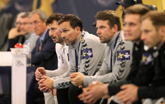 Foto : skeptische Miene bei ... Kiels Manager Viktor Szilagyi Handball Herren Do. 24.11.2022 Championsleague THW Kiel - CF Barcelona 30 - 30 *** Photo skeptical face at Kiels manager Viktor Szilagyi Handball Men Thu 24 11 2022 Champions League THW Kiel CF Barcelona 30 30