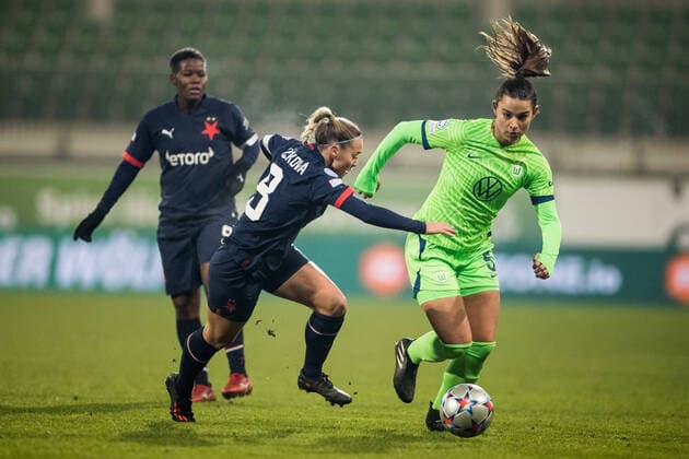 Sport Themen der Woche KW50 Sport Bilder des Tages UEFA Women’s Champions League: VfL Wolfsburg - Slavia Praha; 16.12.2022 Kristyna Ruzickova (Slavia Praha, 8), Lena Oberdorf (VfL Wolfsburg, 5) UEFA Women’s Champions League: VfL Wolfsburg - Slavia Praha; Wolfsburg, AOK Stadion *** UEFA Womens Champions League VfL Wolfsburg Slavia Praha 16 12 2022 Kristyna Ruzickova Slavia Praha, 8 , Lena Oberdorf VfL Wolfsburg, 5 UEFA Womens Champions League VfL Wolfsburg Slavia Praha Wolfsburg, AOK Stadion Copyright: xBEAUTIFULxSPORTS Wunderlx