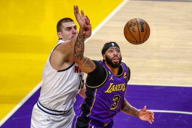 Sport Themen der Woche KW50 Sport Bilder des Tages December 16, 2022, Los Angeles, California, USA: Los Angeles Lakers forward Anthony Davis (3) and Denver Nuggets center Nikola Jokic (15) fight for the ball during an NBA, Basketball Herren, USA basketball game, Friday, Dec. 16, 2022, in Los Angeles. Los Angeles USA - ZUMAc68_ 20221216_zaf_c68_004 Copyright: xRingoxChiux