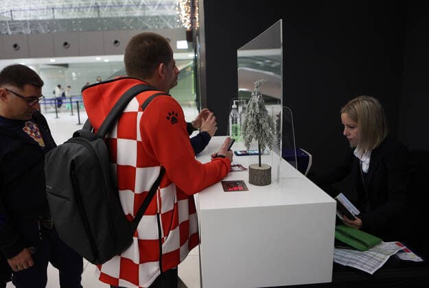 Croatia fans fly to Qatar Croatia fans are seen at Zagreb Airport on December 17, 2022 in Zagreb, Croatia. Fans flying to Doha, Qatar to support Croatia on FIFA World Cup, WM, Weltmeisterschaft, Fussball Qatar 2022 bronze medal match between Croatia and Morocco. MarkoxPrpic PIXSELL