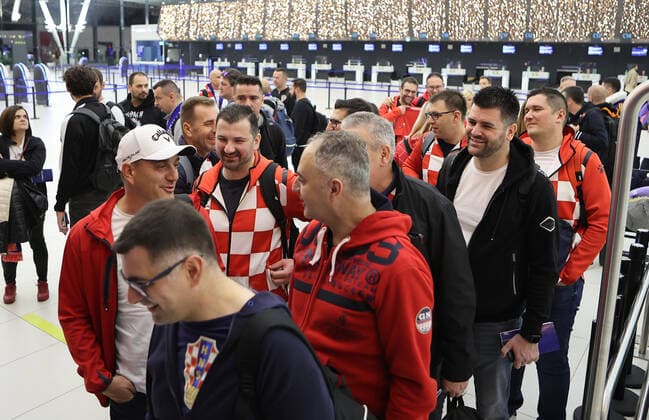 Croatia fans fly to Qatar Croatia fans are seen at Zagreb Airport on December 17, 2022 in Zagreb, Croatia. Fans flying to Doha, Qatar to support Croatia on FIFA World Cup, WM, Weltmeisterschaft, Fussball Qatar 2022 bronze medal match between Croatia and Morocco. MarkoxPrpic PIXSELL
