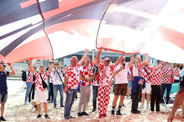 Sport Bilder des Tages Croatia fans carry 200 meters flag Supporters of Croatia are seen prior FIFA World Cup, WM, Weltmeisterschaft, Fussball Qatar 2022 bronze medal match between Croatia and Morocco at Hilton Doha beach in Doha, Qatar on December 17, 2022. Fans carry 200 meters long flag of Croatia. GoranxStanzl PIXSELL