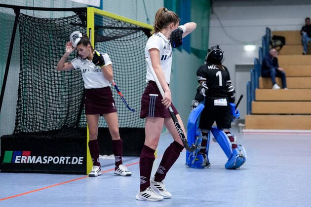 v.li.: Joana Boehringer (MSC, 8), Nike Beckhaus (MSC, 21), Selina Müller (Torwart, Torhüterin, MSC, 1), Spielerinnen vom Münchner SC, enttäuscht schauend, Enttäuschung, Frustration, disappointed, pessimistisch, nach dem Gegentor zum 2:0, Action, Aktion, Spielszene, 17.12.2022, Mannheim (Deutschland), Hallenhockey, 1. Bundesliga Süd, Damen, Mannheimer HC - Münchner SC