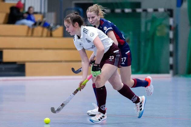 v.li.: Paula Schmidt (MSC, 23), Lisa Mayerhöfer (MHC, 17), Aktion, Action, Spielszene, 17.12.2022, Mannheim (Deutschland), Hallenhockey, 1. Bundesliga Süd, Damen, Mannheimer HC - Münchner SC