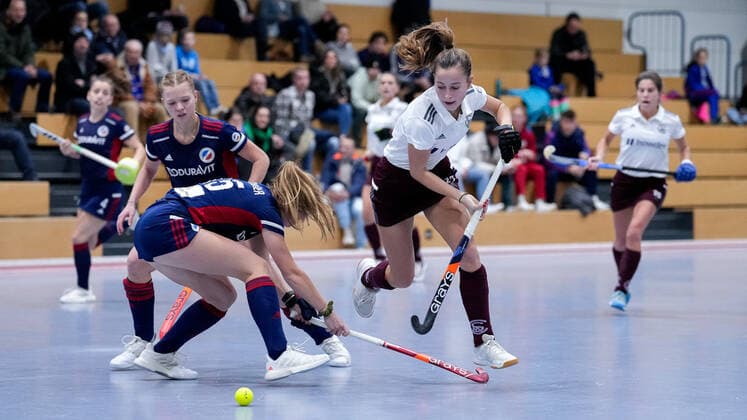 v.li.: Linda Bens (MHC, 24), Paula Schröder (MHC, 15), Paula Nahr (MSC, 27), Zweikampf, Spielszene, Duell, duel, tackle, tackling, Dynamik, Action, Aktion, 17.12.2022, Mannheim (Deutschland), Hallenhockey, 1. Bundesliga Süd, Damen, Mannheimer HC - Münchner SC