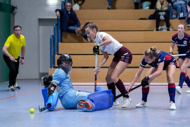 v.li.: Lisa Schneider (Torwart, Torhüterin, MHC, 21), Paula Nahr (MSC, 27), Julia Hemmerle (MHC, 10), Zweikampf, Spielszene, Duell, duel, tackle, tackling, Dynamik, Action, Aktion, 17.12.2022, Mannheim (Deutschland), Hallenhockey, 1. Bundesliga Süd, Damen, Mannheimer HC - Münchner SC