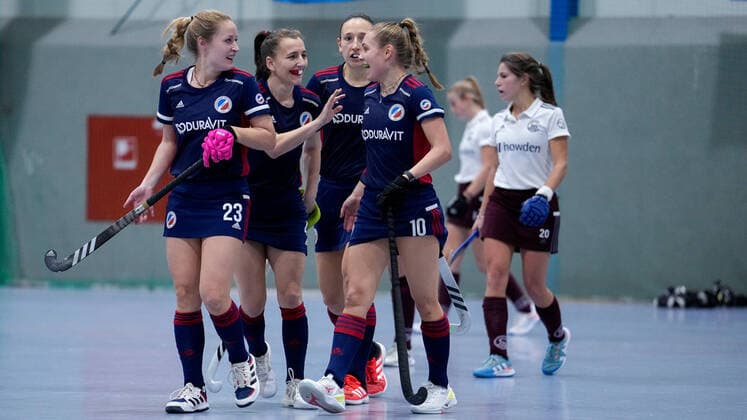 v.li.: Anissa Korth (MHC, 23), Nadine Kanler (MHC, 4), Charlotte Gerstenhöfer (MHC, 28), Torschützin Julia Hemmerle (MHC, 10), Spielerinnen vom Mannheimer HC (MHC), jubeln über das Tor zum 5:0, Jubel, Torjubel, Torerfolg, celebrate the goal, goal, celebration, Jubel ueber das Tor, optimistisch, Spielszene, Highlight, Action, Aktion, 17.12.2022, Mannheim (Deutschland), Hallenhockey, 1. Bundesliga Süd, Damen, Mannheimer HC - Münchner SC
