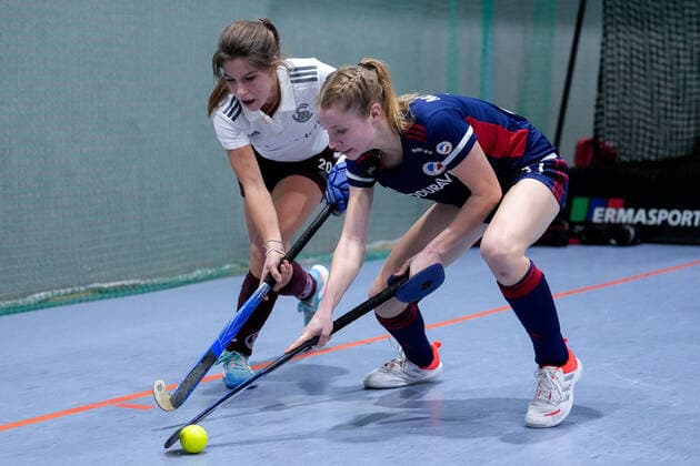 v.li.: Jacqueline Dorner (MSC, 20), Lisa Mayerhöfer (MHC, 17), Zweikampf, Spielszene, Duell, duel, tackle, tackling, Dynamik, Action, Aktion, 17.12.2022, Mannheim (Deutschland), Hallenhockey, 1. Bundesliga Süd, Damen, Mannheimer HC - Münchner SC