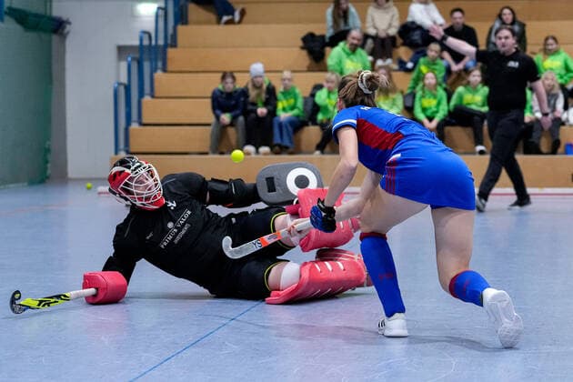 v.li.: Friederike Schreiter (Torwart, Torhüterin, TSVMH, 1) pariert gegen Franziska Frey (FHC, 9), im Schusskreis, Torraumszene, Aktion, Action, Spielszene, 17.12.2022, Mannheim (Deutschland), Hallenhockey, 1. Bundesliga Süd, Damen, Feudenheimer HC - TSV Mannheim