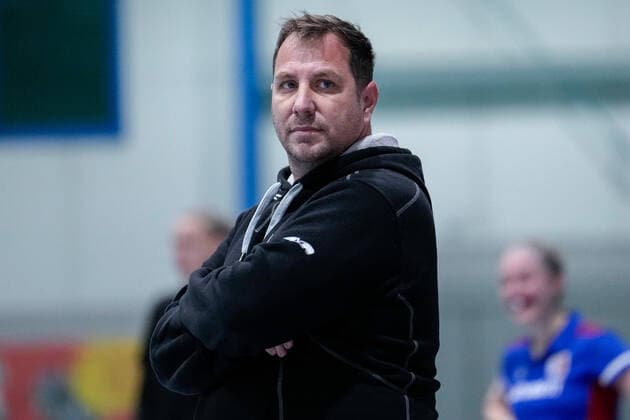 Sven Lindemann (Trainer, Cheftrainer, TSVMH), Einzelbild, Einzelfoto, Aktion, Action, 17.12.2022, Mannheim (Deutschland), Hallenhockey, 1. Bundesliga Süd, Damen, Feudenheimer HC - TSV Mannheim