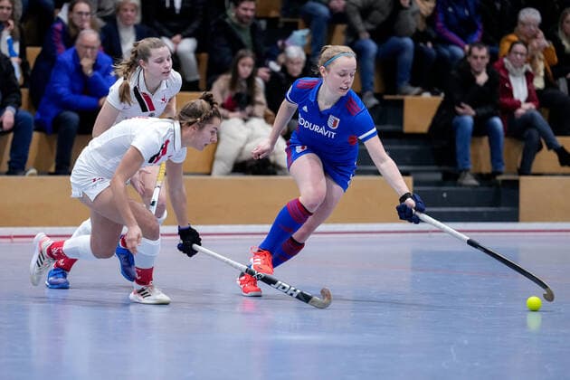 v.li.: Dina Fili (TSVMH, 14), Lisa Schall (TSVMH, 55), Sophie Tiefenbacher (FHC, 8), Zweikampf, Spielszene, Duell, duel, tackle, tackling, Dynamik, Action, Aktion, 17.12.2022, Mannheim (Deutschland), Hallenhockey, 1. Bundesliga Süd, Damen, Feudenheimer HC - TSV Mannheim