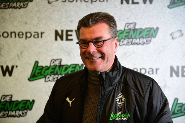 Sport Themen der Woche KW50 17.12.2022; Moenchengladbach; Fussball, Herren, Saison 2022 2023, Die Legenden des Parks vs. Borussia Moenchengladbach Dieter Hecking (Trainer der Legenden des Parks) DFL regulations prohibit any use of photographs as image sequences and or quasi-video. Borussia-Park NRW Deutschland *** 17 12 2022 Moenchengladbach football, men, season 2022 2023, The Legends of the Park vs Borussia Moenchengladbach Dieter Hecking coach of the Legends of the Park DFL regulations prohibit any use of photographs as image sequences and or quasi video Borussia Park NRW Germany