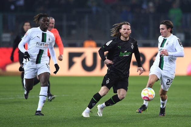 Fußball Legendenspiel Die Legenden des Parks - Borussia Mönchengladbach am 17.12.2022 im Borussia-Park in Mönchengladbach Kouadio Kone ( Mönchengladbach ), links - Eugen Polanski, mitte - Rocco Reitz ( Mönchengladbach ), rechts