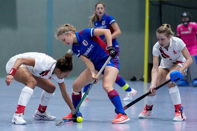 v.li.: Tara Duus (TSVMH, 17), Jule Reimold (FHC, 14), Luisa Walter (TSVMH, 3), Zweikampf, Spielszene, Duell, duel, tackle, tackling, Dynamik, Action, Aktion, 17.12.2022, Mannheim (Deutschland), Hallenhockey, 1. Bundesliga Süd, Damen, Feudenheimer HC - TSV Mannheim