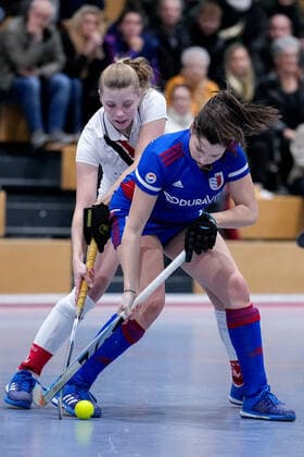 v.li.: Lisa Schall (TSVMH, 55), Emma Förter (FHC, 21), Zweikampf, Spielszene, Duell, duel, tackle, tackling, Dynamik, Action, Aktion, 17.12.2022, Mannheim (Deutschland), Hallenhockey, 1. Bundesliga Süd, Damen, Feudenheimer HC - TSV Mannheim