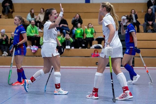 v.li.: Torschützin Sarah Kardorf (TSVMH, 7), Ines Wanner (TSVMH, 11), Spielerinnen vom TSV Mannheim Hockey, jubeln über das Tor zum 0:3, Jubel, Torjubel, Torerfolg, celebrate the goal, goal, celebration, Jubel ueber das Tor, optimistisch, Spielszene, Highlight, Action, Aktion, 17.12.2022, Mannheim (Deutschland), Hallenhockey, 1. Bundesliga Süd, Damen, Feudenheimer HC - TSV Mannheim