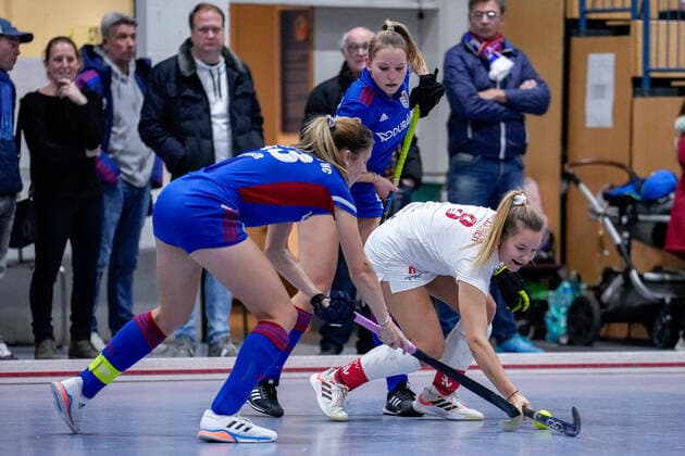 v.li.: Denise Hechler (FHC, 33), Jule Koßwig (FHC, 83), Greta Meissner (TSVMH, 8), Zweikampf, Spielszene, Duell, duel, tackle, tackling, Dynamik, Action, Aktion, 17.12.2022, Mannheim (Deutschland), Hallenhockey, 1. Bundesliga Süd, Damen, Feudenheimer HC - TSV Mannheim