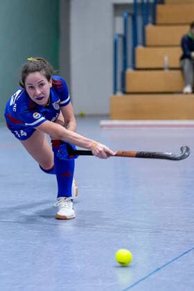 Yevheniya Kernoz (FHC, 25), am Ball, Freisteller, Ganzkörper, Einzelbild, Einzelfoto, Aktion, Action, 17.12.2022, Mannheim (Deutschland), Hallenhockey, 1. Bundesliga Süd, Damen, Feudenheimer HC - TSV Mannheim