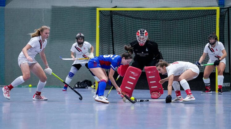 v.li.: Ines Wanner (TSVMH, 11), Yevheniya Kernoz (FHC, 25), Friederike Schreiter (Torwart, Torhüterin, TSVMH, 1), Dina Fili (TSVMH, 14), Zweikampf, Spielszene, Duell, duel, tackle, tackling, Dynamik, Action, Aktion, 17.12.2022, Mannheim (Deutschland), Hallenhockey, 1. Bundesliga Süd, Damen, Feudenheimer HC - TSV Mannheim