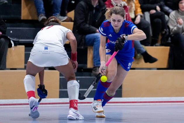 v.li.: Tara Duus (TSVMH, 17), Leah Lörsch (FHC, 84), Zweikampf, Spielszene, Duell, duel, tackle, tackling, Dynamik, Action, Aktion, 17.12.2022, Mannheim (Deutschland), Hallenhockey, 1. Bundesliga Süd, Damen, Feudenheimer HC - TSV Mannheim