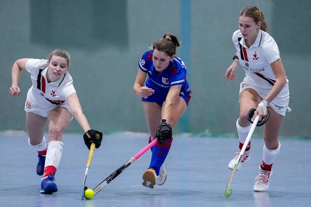 v.li.: Lisa Schall (TSVMH, 55), Leah Lörsch (FHC, 84), Marie Neumann (TSVMH, 24), Zweikampf, Spielszene, Duell, duel, tackle, tackling, Dynamik, Action, Aktion, 17.12.2022, Mannheim (Deutschland), Hallenhockey, 1. Bundesliga Süd, Damen, Feudenheimer HC - TSV Mannheim