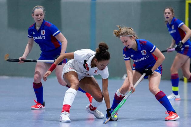 v.li.: Tara Duus (TSVMH, 17), Jule Reimold (FHC, 14), Zweikampf, Spielszene, Duell, duel, tackle, tackling, Dynamik, Action, Aktion, 17.12.2022, Mannheim (Deutschland), Hallenhockey, 1. Bundesliga Süd, Damen, Feudenheimer HC - TSV Mannheim