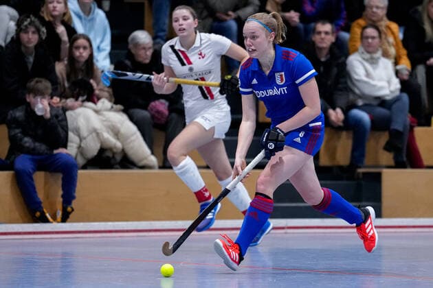 v.li.: Lisa Schall (TSVMH, 55), Sophie Tiefenbacher (FHC, 8) am Ball, Aktion, Action, Spielszene, 17.12.2022, Mannheim (Deutschland), Hallenhockey, 1. Bundesliga Süd, Damen, Feudenheimer HC - TSV Mannheim