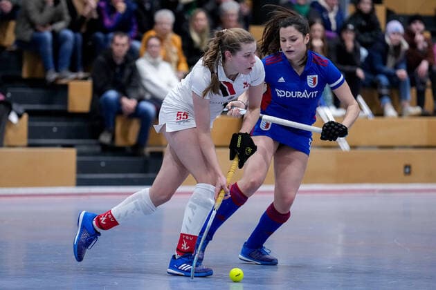 v.li.: Lisa Schall (TSVMH, 55), Emma Förter (FHC, 21), Zweikampf, Spielszene, Duell, duel, tackle, tackling, Dynamik, Action, Aktion, 17.12.2022, Mannheim (Deutschland), Hallenhockey, 1. Bundesliga Süd, Damen, Feudenheimer HC - TSV Mannheim