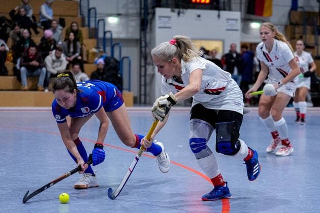 v.li.: Yevheniya Kernoz (FHC, 25), Lydia Bechthold-Haase (Lydia Haase, TSVMH, 4), Zweikampf, Spielszene, Duell, duel, tackle, tackling, Dynamik, Action, Aktion, 17.12.2022, Mannheim (Deutschland), Hallenhockey, 1. Bundesliga Süd, Damen, Feudenheimer HC - TSV Mannheim