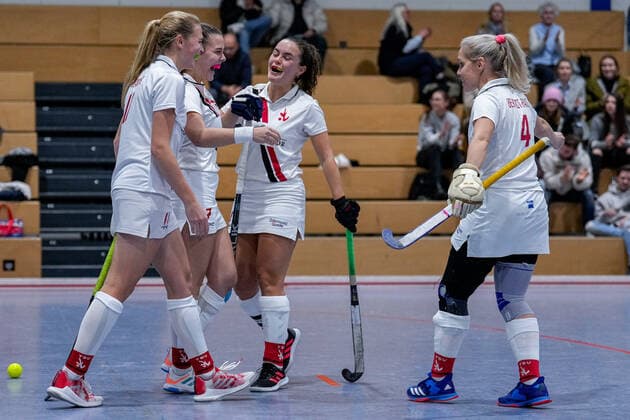 v.li.: Ines Wanner (TSVMH, 11), Torschützin Sarah Kardorf (TSVMH, 7), Kira Elena Schanzenbecher (TSVMH, 41), Lydia Bechthold-Haase (Lydia Haase, TSVMH, 4), Spielerinnen vom TSV Mannheim Hockey, jubeln über das Tor zum 0:3, Jubel, Torjubel, Torerfolg, celebrate the goal, goal, celebration, Jubel ueber das Tor, optimistisch, Spielszene, Highlight, Action, Aktion, 17.12.2022, Mannheim (Deutschland), Hallenhockey, 1. Bundesliga Süd, Damen, Feudenheimer HC - TSV Mannheim
