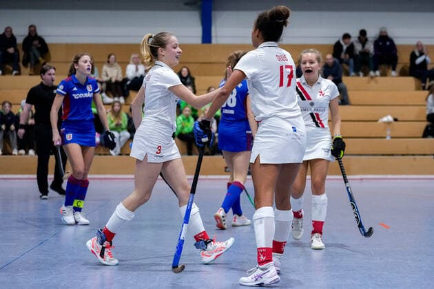 v.li.: Luisa Walter (TSVMH, 3), Tara Duus (TSVMH, 17), Greta Meissner (TSVMH, 8), Spielerinnen vom TSV Mannheim Hockey, jubeln über das Tor zum 1:5, Jubel, Torjubel, Torerfolg, celebrate the goal, goal, celebration, Jubel ueber das Tor, optimistisch, Spielszene, Highlight, Action, Aktion, 17.12.2022, Mannheim (Deutschland), Hallenhockey, 1. Bundesliga Süd, Damen, Feudenheimer HC - TSV Mannheim