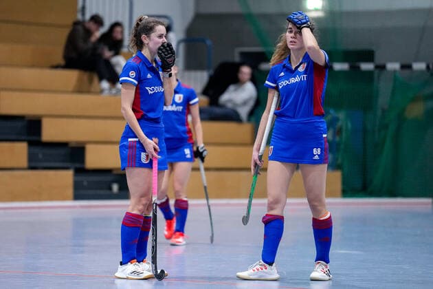 v.li.: Leah Lörsch (FHC, 84), Anna Uhlmann (FHC, 68), Spielerinnen vom Feudenheimer HC, enttäuscht über die Niederlage, Enttäuschung nach dem Schlusspfiff, Highlight, Verlierer, verloren, Frustration, disappointed, pessimistisch, 17.12.2022, Mannheim (Deutschland), Hallenhockey, 1. Bundesliga Süd, Damen, Feudenheimer HC - TSV Mannheim