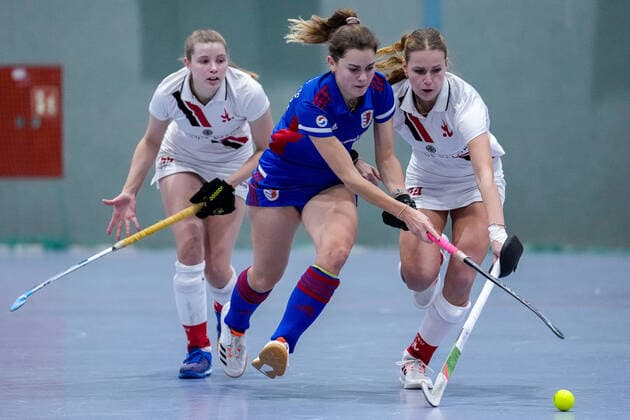 v.li.: Lisa Schall (TSVMH, 55), Leah Lörsch (FHC, 84), Marie Neumann (TSVMH, 24), Zweikampf, Spielszene, Duell, duel, tackle, tackling, Dynamik, Action, Aktion, 17.12.2022, Mannheim (Deutschland), Hallenhockey, 1. Bundesliga Süd, Damen, Feudenheimer HC - TSV Mannheim