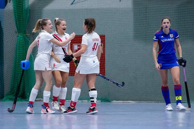 v.li.: Luisa Walter (TSVMH, 3), Torschützin Greta Meissner (TSVMH, 8), Kira Elena Schanzenbecher (TSVMH, 41), Denise Hechler (FHC, 33), Spielerinnen vom TSV Mannheim Hockey, jubeln über das Tor zum 0:2, Jubel, Torjubel, Torerfolg, celebrate the goal, goal, celebration, Jubel ueber das Tor, optimistisch, Spielszene, Highlight, Action, Aktion, 17.12.2022, Mannheim (Deutschland), Hallenhockey, 1. Bundesliga Süd, Damen, Feudenheimer HC - TSV Mannheim