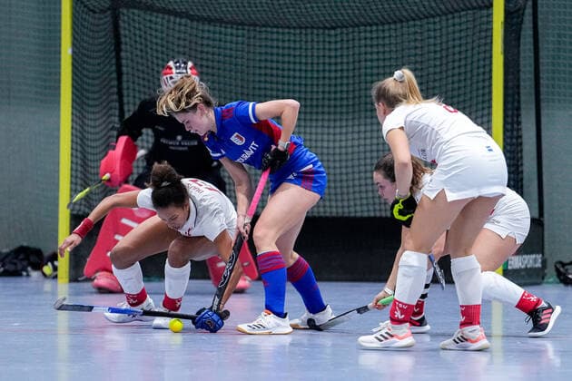 v.li.: Tara Duus (TSVMH, 17), Leah Lörsch (FHC, 84), Kira Elena Schanzenbecher (TSVMH, 41), Greta Meissner (TSVMH, 8), Zweikampf, Spielszene, Duell, duel, tackle, tackling, Dynamik, Action, Aktion, 17.12.2022, Mannheim (Deutschland), Hallenhockey, 1. Bundesliga Süd, Damen, Feudenheimer HC - TSV Mannheim