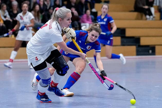 v.li.: Lydia Bechthold-Haase (Lydia Haase, TSVMH, 4), Leah Lörsch (FHC, 84), Zweikampf, Spielszene, Duell, duel, tackle, tackling, Dynamik, Action, Aktion, 17.12.2022, Mannheim (Deutschland), Hallenhockey, 1. Bundesliga Süd, Damen, Feudenheimer HC - TSV Mannheim
