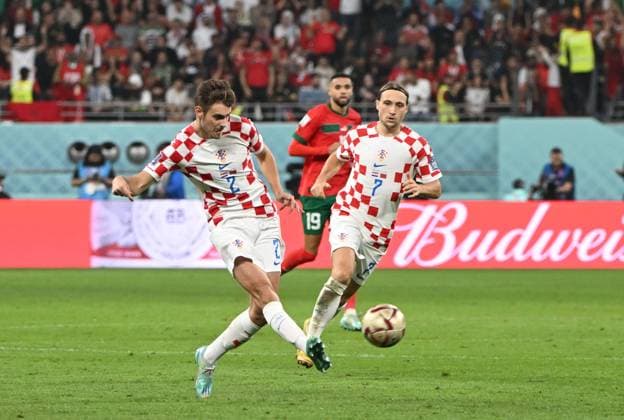 Fussball, Herren, Saison 2022 23, WM in Katar, Spiel um Platz 3, Kroatien - Marokko (2:1) im Khalifa International Stadium in Ar-Rayyan, v. l. Josip Stanisic (Kroatien), Lovro Majer (Kroatien), 17.12. 2022, Copyright: xMatthiasxKochx