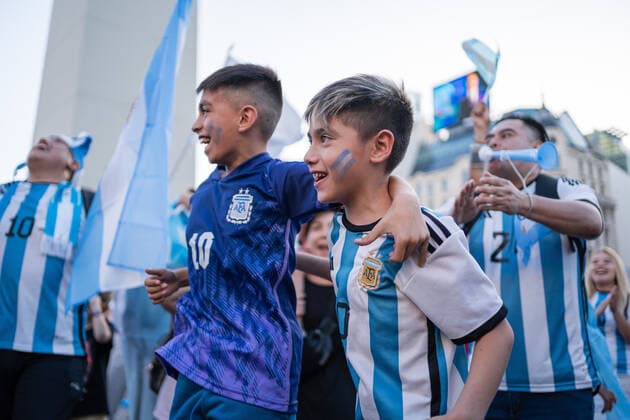 December 18, 2022, Buenos Aires, Argentina: Young fans of the Argentine national team, Nationalteam gather at various points in the city of Buenos Aires to show support for the team one day before the Qatar 2022 FIFA World Cup, WM, Weltmeisterschaft, Fussball final against the France national football team. Buenos Aires Argentina - ZUMAs197 20221218_zaa_s197_002 Copyright: xDiegoxRadamesx