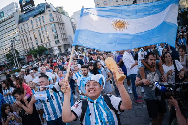 December 18, 2022, Buenos Aires, Argentina: Fans of the Argentine national team, Nationalteam gather at various points in the city of Buenos Aires to show support for the team, before the Qatar 2022 FIFA World Cup, WM, Weltmeisterschaft, Fussball final against the France national football team. Buenos Aires Argentina - ZUMAs197 20221218_zaa_s197_004 Copyright: xDiegoxRadamesx