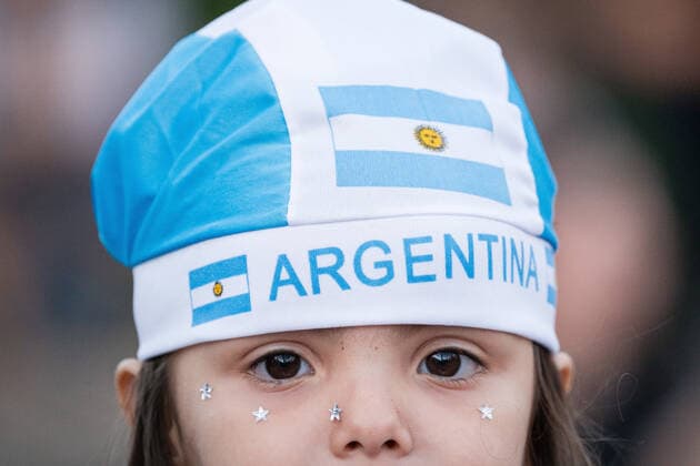 December 18, 2022, Buenos Aires, Argentina: A young fan of the Argentine national team, Nationalteam celebrates in the city of Buenos Aires to show support for the team one day before the Qatar 2022 FIFA World Cup, WM, Weltmeisterschaft, Fussball final against the France national football team. Buenos Aires Argentina - ZUMAs197 20221218_zaa_s197_005 Copyright: xDiegoxRadamesx