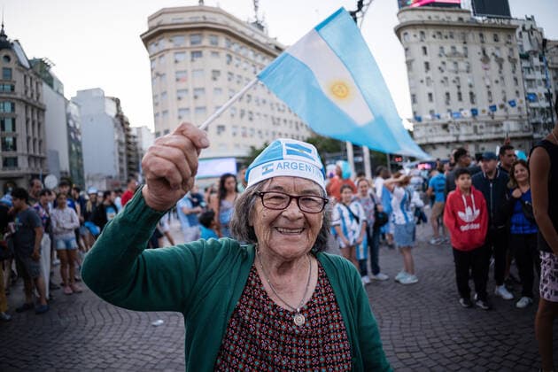December 18, 2022, Buenos Aires, Argentina: An elderly woman supporting the Argentine national team, Nationalteam waves a flag as she celebrates in the city of Buenos Aires to show support for the team one day before the Qatar 2022 FIFA World Cup, WM, Weltmeisterschaft, Fussball final against the France national football team. Buenos Aires Argentina - ZUMAs197 20221218_zaa_s197_006 Copyright: xDiegoxRadamesx