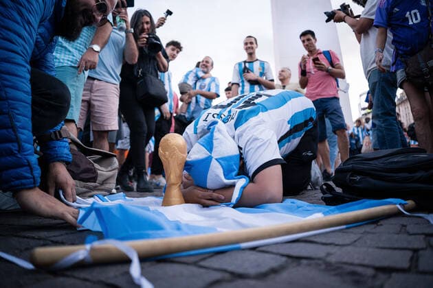 December 18, 2022, Buenos Aires, Argentina: Fans of the Argentine national team, Nationalteam gather at various points in the city of Buenos Aires to show support for the team, before the Qatar 2022 FIFA World Cup, WM, Weltmeisterschaft, Fussball final against the France national football team. Buenos Aires Argentina - ZUMAs197 20221218_zaa_s197_007 Copyright: xDiegoxRadamesx