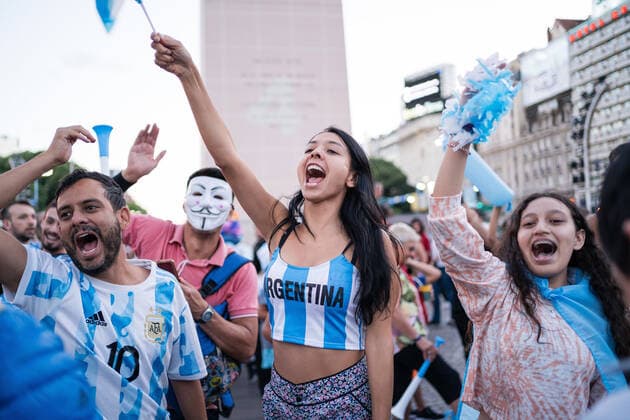 December 18, 2022, Buenos Aires, Argentina: Fans of the Argentine national team, Nationalteam gather at various points in the city of Buenos Aires to show support for the team, before the Qatar 2022 FIFA World Cup, WM, Weltmeisterschaft, Fussball final against the France national football team. Buenos Aires Argentina - ZUMAs197 20221218_zaa_s197_010 Copyright: xDiegoxRadamesx