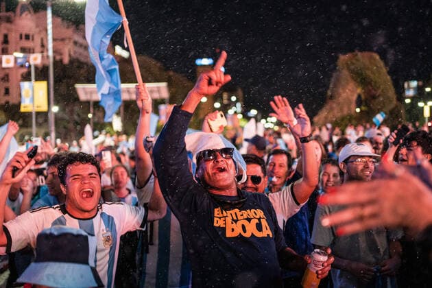 December 18, 2022, Buenos Aires, Argentina: Fans of the Argentine national team, Nationalteam gather at various points in the city of Buenos Aires to show support for the team, before the Qatar 2022 FIFA World Cup, WM, Weltmeisterschaft, Fussball final against the France national football team. Buenos Aires Argentina - ZUMAs197 20221218_zaa_s197_011 Copyright: xDiegoxRadamesx