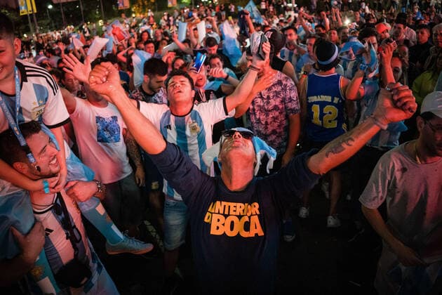 December 18, 2022, Buenos Aires, Argentina: Fans of the Argentine national team, Nationalteam gather at various points in the city of Buenos Aires to show support for the team, before the Qatar 2022 FIFA World Cup, WM, Weltmeisterschaft, Fussball final against the France national football team. Buenos Aires Argentina - ZUMAs197 20221218_zaa_s197_015 Copyright: xDiegoxRadamesx