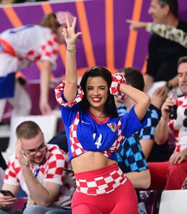 FUSSBALL WM 2022 Spiel um Platz 3 Kroatien - Marokko 17.12.2022 Ex Miss Kroatien Ivana Knoell (Kroatien) post auf der Tribuene des Khalifa International Stadion