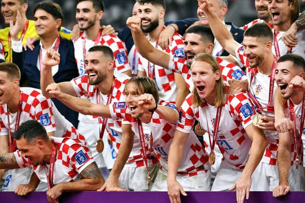 Fussball Weltmeisterschaft, Herren, Qatar 2022, Spiel um Platz 3, Khalifa International Stadium, Frankreich - Marokko 2:1; Nationaltrainer Zlatko Dalic (KRO), Dejan Lovren (KRO), Mateo Kovacic (KRO), Luka Modric (KRO), Domagoj Vida (KRO), Andrej Kramaric (KRO) bei der Siegerehrung. Jubel, Freude, Aktion. FIFA REGULATIONS PROHIBIT ANY USE OF PHOTOGRAPHS AS IMAGE SEQUENCES AND OR QUASI-VIDEO *** Football World Cup, Men, Qatar 2022, Match for 3rd place, Khalifa International Stadium, France Morocco 2 1 National coach Zlatko Dalic CRO , Dejan Lovren CRO , Mateo Kovacic CRO , Luka Modric CRO , Domagoj Vida CRO , Andrej Kramaric CRO at the award ceremony Jubilation, joy, action FIFA REGULATES PROHIBIT ANY USE OF PHOTOGRAPHS AS IMAGE SEQUENCES AND OR QUASI VIDEO